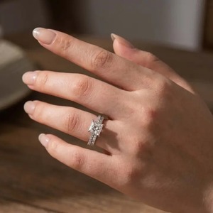 Anillo de Compromiso de Diseño Moderno en Plata 925 con Baño de Oro Blanco de 18K y Diamante Moissanita de 2Ct, Corte Princesa, Halo Oculto, Solitario - Product Image 2