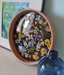 Plateau rond en bois avec de vraies fleurs sauvages en résine, plateau de service, décoration botanique pour la maison, vaisselle bohème faite à la main - Product Image 6