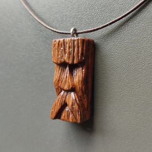 Collar con Colgante Tiki de Madera, Tallado a Mano, Acabado Natural, Joyería Artesanal de Madera Marrón - Product Image 2