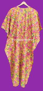 Vibrante Vestido Midi Kaftan Amarillo Ecológico 100% Algodón con Cuello Redondo y Abertura Alta en el Muslo, Estampado de Flores de Amapola Rosa/Magenta - Product Image 4