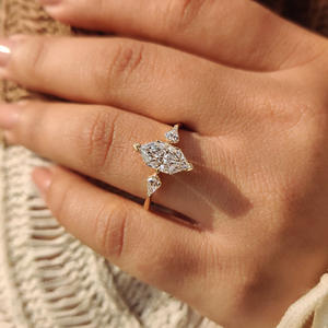 Elegante Anillo de Tres Diamantes con Corte Marquesa Holandesa y Corte Cometa, Oro 10k 14k 18k, Joyería Nupcial con Diamantes Cultivados en Laboratorio, Proveedor Mayorista en Línea - Product Image 1