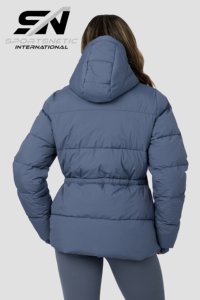 Vente en gros de manteaux d'hiver pour femmes, de haute qualité, sur mesure, à capuche, rembourrés, écologiques, imperméables, légers, avec fermeture éclair et motifs - Product Image 5