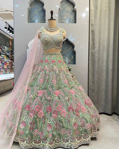 Vestido Lehenga Choli de Tela de Red Bordada con Pedrería Floral Verde Claro para Mujer, con Blusa, para Ceremonia de Boda - Product Image 5