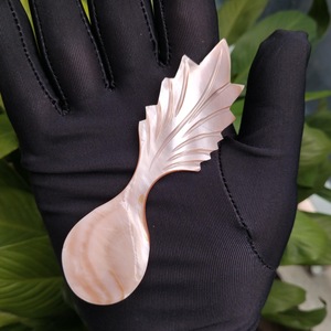Cuillère à servir en nacre naturelle ILAHI, faite à la main, style bohème, blanche, non toxique, pour les fêtes, Uttar Pradesh - Product Image 5