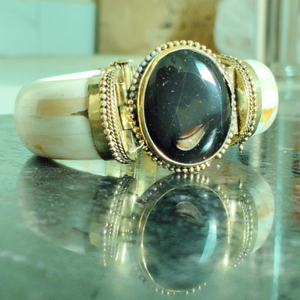 Brazalete de Hueso con Forma Redonda, Joyería de Moda Hecha a Mano con Incrustaciones de Hueso para Mujer, Estilo Vintage, FAIZA CRAFT, Artesanía Natural del Uttar Pradesh - Product Image 6