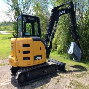 Mini-excavatrice moderne John Deere avec équipement de broyage, conçue pour les travaux d'aménagement paysager, forestiers et les projets d'excavation intensifs. - Product Image 2