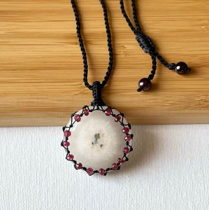 สร้อยคอควอตซ์พลังงานแสงอาทิตย์ทำมือ ประดับคริสตัลสีชมพู ลูกปัดมาคราเม่ จี้ห้อยปรับได้ สายสีดำ สไตล์โบโฮ เครื่องประดับบำบัดรักษา - Product Image 1