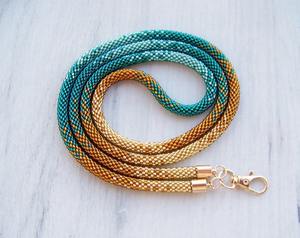 Chaîne de corps artisanale en perles et cordon, dégradé turquoise à or, avec porte-carte d'identité pour événements professionnels, expositions et usage quotidien - Product Image 1