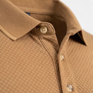 Polo à manches courtes pour homme en camel, 100% polyester, tricoté, respirant, design uni, coupe classique, poche avant - Product Image 4