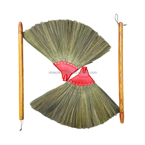 Escoba Clásica Ecológica con Mango de Madera, Cerdas Suaves y Duraderas, Altura de 35-44 Pulgadas, para Limpieza del Hogar - Product Image 1