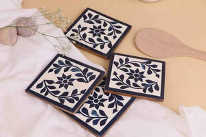 Sous-verres carrés en noyer avec incrustations en os, motif floral élégant noir et blanc, pour tasses à thé et à café, à prix avantageux - Product Image 3