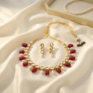 Ensemble de collier et boucles d'oreilles assorties en or plaqué or blanc, orné de perles Kundan et de pierres rouges rubis, bijoux de mariage indiens pour mariée. - Product Image 1