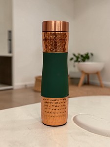 Bouteille en cuivre classique Emerald de chez Indian exports international. Cuivre pur certifié - Product Image 1