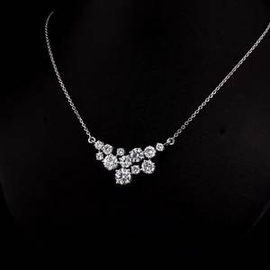 Collier en or blanc 14 carats avec cluster de diamants de laboratoire 3,5 carats, certifié IGI, couleur E, taille brillant rond, pendentif floral - Product Image 4