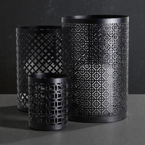 Portavelas de Acero Negro con Diseño Geométrico Recortado para Decoración del Hogar - Product Image 2