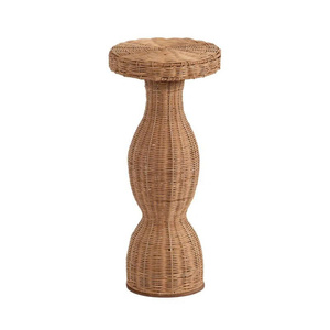 Table d'appoint en rotin au design sculptural unique et élégant, idéale pour votre salon - Product Image 1