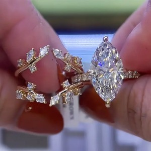 Anillo de Compromiso Moderno con Diamante Moissanita Blanco de Corte Marquesa de 6.0Ct, 6 Puntas, Chapado en Oro Amarillo de 18K, Plata de Ley 925, VVS - Product Image 2