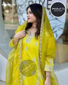 Conjunto exclusivo de estilo moderno en seda chinon pesada con bordado, lentejuelas de 7 mm y trabajo de cordón, compuesto por pantalón palazzo, top y dupatta. Ropa étnica. - Product Image 3