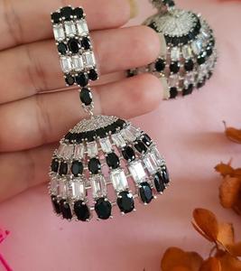 Magnifiques boucles d'oreilles en argent plaqué de qualité supérieure avec zircon CZ pour femmes et filles, pour un look de soirée, pour les occasions spéciales, tendance - Product Image 2