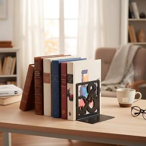 Sujetalibros Negros de Hierro Tradicionales y Únicos para Almacenamiento Decorativo de Libros, que Realzan el Diseño de los Estantes con una Forma Metálica Distintiva - Product Image 5