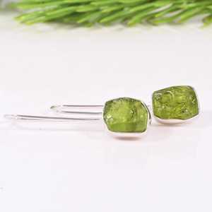 Boucles d'oreilles pendantes en argent sterling avec péridot brut faites à la main, élégantes pierres précieuses vertes - Product Image 2