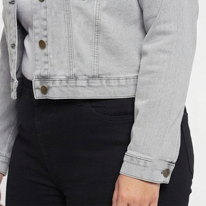 Veste en jean gris clair pour femme, coupe courte, boutonnage classique, col rabattu, veste en jean élégante à boutons - Product Image 4