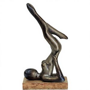 Sculpture de yoga artisanale en aluminium, figurine féminine abstraite moderne en position de Sarvangasana (épaules sur le sol), décoration artistique sur base en bois, 12 pouces - Product Image 1