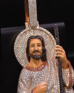 Collar con Colgante Ovalado de Moissanita Color Oro Rosa con Figura de Jesús, Joyería y Accesorio de Destaque - Product Image 3