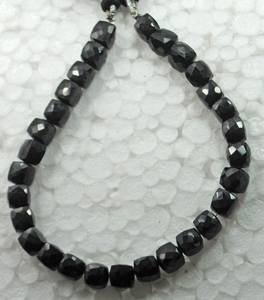 ลูกปัดสปิเนลสีดำธรรมชาติทรงลูกบาศก์เจียระไน ร้อยเป็นเส้น สำหรับทำเครื่องประดับ ขายส่ง - Product Image 6