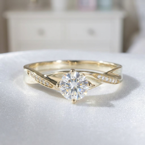Anillo de Compromiso Clásico de Oro Sólido de 14K con Moissanita, Corte Brillante Redondo, Engaste de Garras, Acentos Laterales Pavé para Mujer - Product Image 2
