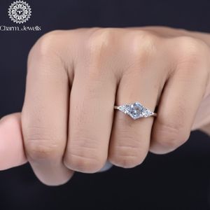 Bague de fiançailles Charm_Jewells en moissanite taille princesse, en argent 925, sertie à griffes, style géométrique classique pour femme - Product Image 1
