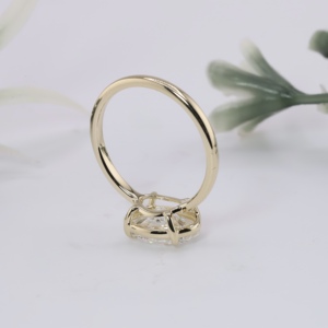 Anillo de compromiso moderno de oro amarillo con diamante ovalado de laboratorio, engaste horizontal de media montura con garras, joyería fina - Product Image 4