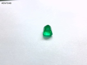 มรกตธรรมชาติจากแซมเบีย รูปทรงแปดเหลี่ยมเจียระไน 4.36 กะรัต คุณภาพดี สีเขียวเข้ม ความใสสูง เหมาะสำหรับงานประดิษฐ์จี้หรูหรา - Product Image 4