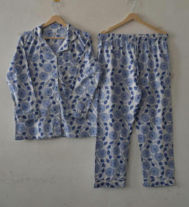 Ensemble de pyjama en coton tissé imprimé floral bleu élégant, vêtements de détente artisanaux Jaipuri, vêtements de nuit confortables pour femmes - Product Image 1