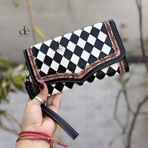 Étui de téléphone en cuir sculpté à la main par un designer unique 2026, motif damier élégant, portefeuilles multi-usages pour femmes - Product Image 1