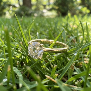 Anillo de Lujo de Oro de 14K en Dos Tonos con Halo Oculto Personalizado, Solitario de Moissanita y Diamantes, Engaste Pavé, Unisex, para Boda, Compromiso o Aniversario - Product Image 4