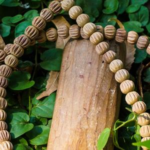 Collier de méditation en bois de santal, perles rondes, marron clair naturel, bijoux spirituels, export en gros chez Sigma Exports - Product Image 4