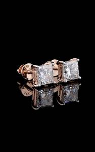 Par de pendientes clásicos de boda para hombre con diamantes cultivados en laboratorio de corte princesa de 0.50 CTW |   Oro de 9 quilates |   Rosa Blanca/Oro Amarillo |   Rudakiya | - Product Image 4
