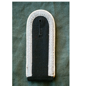 Hombreras Tejidas de Alta Calidad para Hombre, Estilo Uniforme, con Diseño de Cordón Plateado sobre Base Negra - Product Image 6