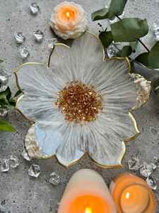 Plateau à bijoux en résine irisée en forme de fleur avec feuille dorée et bord festonné - Product Image 5