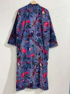 Bata Kimono de Terciopelo Hecha a Mano: Chaqueta Boho con Estampado Floral - Product Image 4