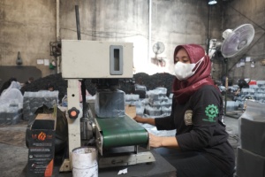 Bring Your Hookah Session to a New Standard with High-quality Indonesia <b>Coconut</b> <b>Shell</b> Charcoal Briquettes - Product Image 4