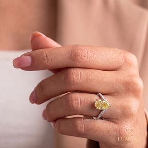 Anillo de diamante cultivado en laboratorio con corte pera amarillo elegante, certificado por IGI, con engaste de oro macizo de dos tonos y banda de chevron totalmente micro pavé. - Product Image 3