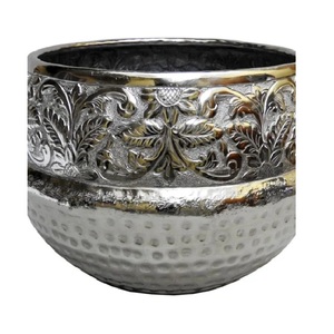 Nuevo y Elegante Florero de Metal Moderno, Hecho a Mano con Artesanía India para Uso Decorativo - Product Image 2