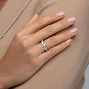 Anillo de Eternidad con Diamantes Cultivados en Laboratorio Lunentia East West Radiant U Prong, Certificado por IGI - Product Image 5