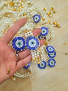 Ensemble de collier en perles bleues œil de mauvais œil fait à la main avec des motifs circulaires perlés et un mélange d'or de la tradition et du charme contemporain - Product Image 2