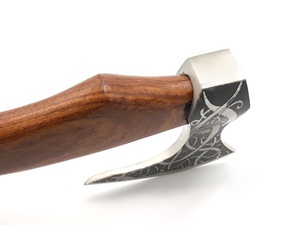 Hacha Vikinga Artesanal con Acabado Escarchado, Hacha de Camping de Acero con Alto Contenido de Carbono Grabada, Tomahawk Personalizado con Funda de Cuero - Product Image 3