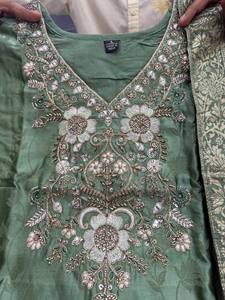 Ensemble Kurta et pantalon en tissu malaisien de qualité supérieure, avec tissage jacquard et col brodé à la main, vêtements ethniques pour femmes - Product Image 5