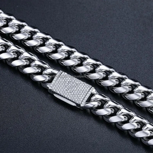 Eleva tu personalidad con un elegante eslabón de cadena cubana Miami 925 de plata de 16 mm con candado personalizado con diamantes Mooissanite - Product Image 2