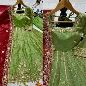 Costume Anarkali en soie verte brodée avec dupatta rouge pour femmes, robe traditionnelle indienne pakistanaise pour mariage - Product Image 1